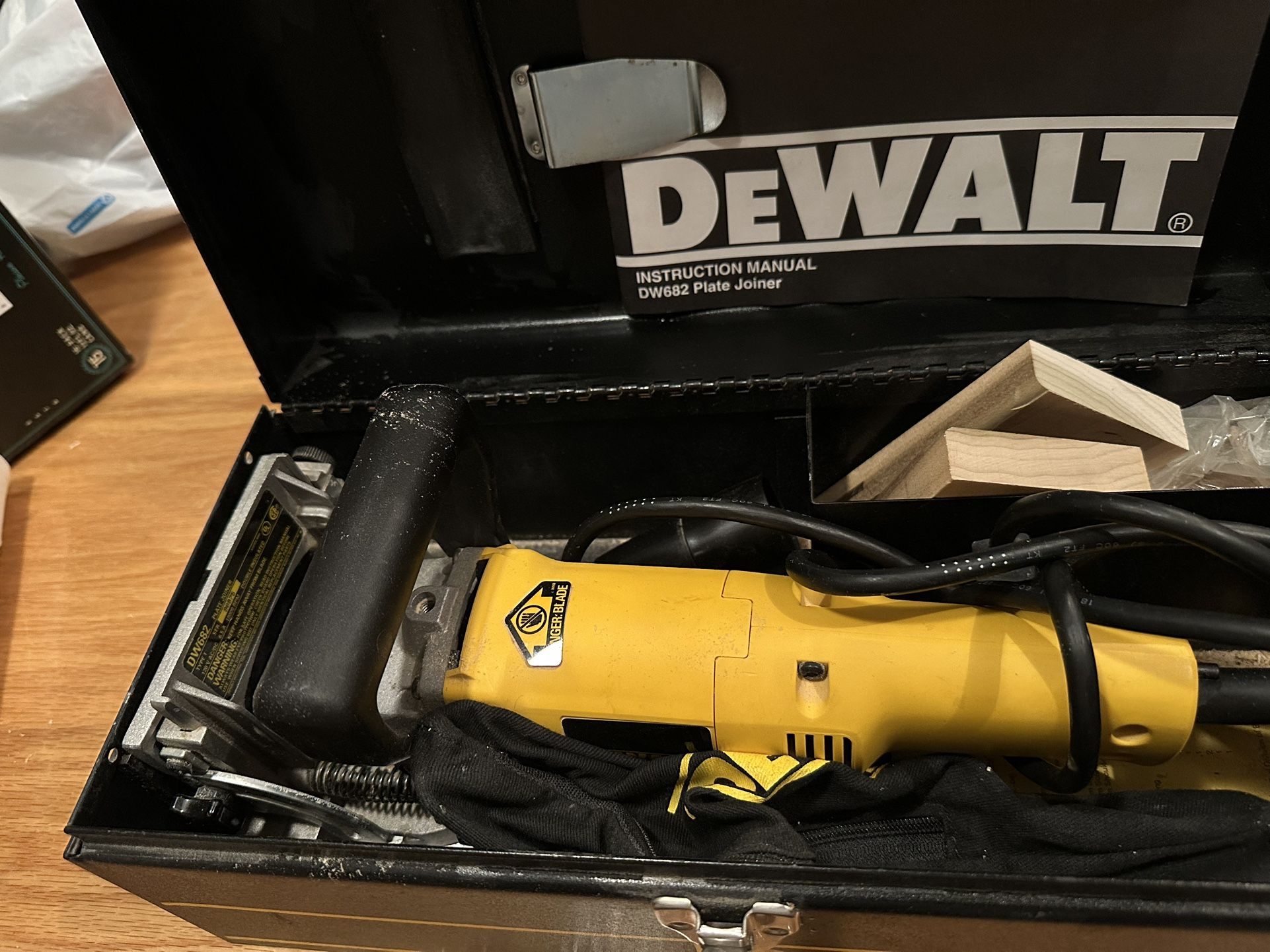 Amp Dewalt Heavy Duty Plate Joiner Kit DEWALT Amps Biscuit Joiner