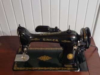 Vintage 1953 Singer 15-91 Sewing Machine in Cabinet