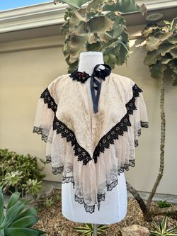  Vintage Hopeless Romantic Lace Capelet