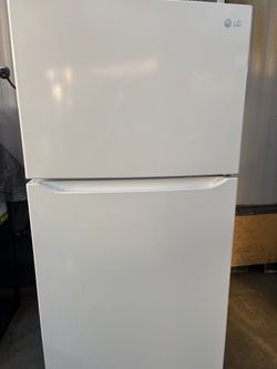 LG Top-Freezer Refrigerator White
