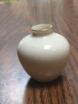 Lenox Bud Vase with 24k gold trim 2.5”