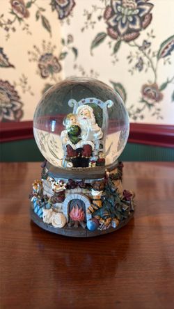 Santa Claus Christmas Snow Globe