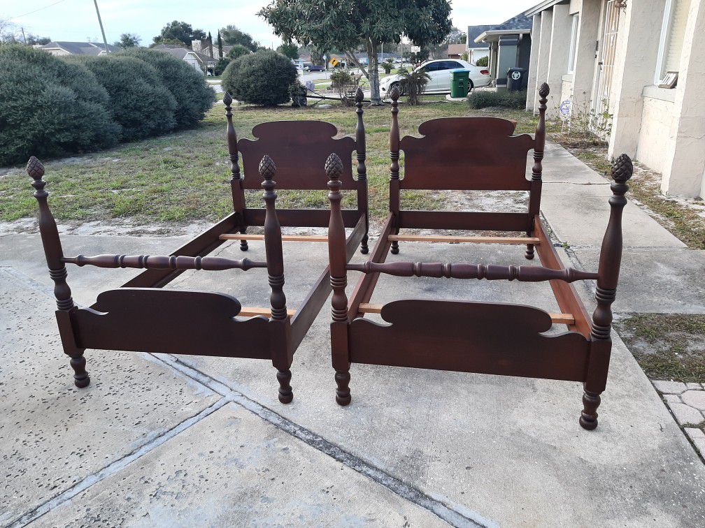 Pair of Antique Solid Mahogany 4 Poster Twin Size Pineapple Bed Frames.