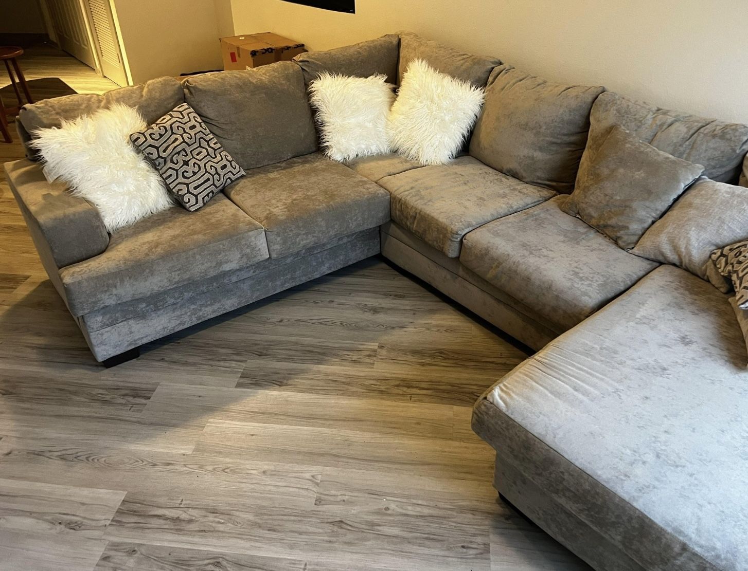 Beige Sectional Couch – 6 Seats – Hooks Together – Good Condition