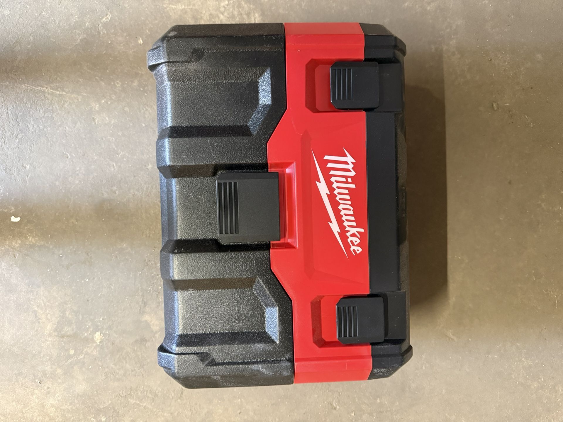 Milwaukee 0970-20 M18 Fuel 18V PACKOUT 2.5 Gallon Wet/Dry Vacuum