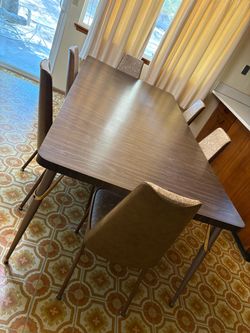 Mid-Century Modern table and 6 chairs