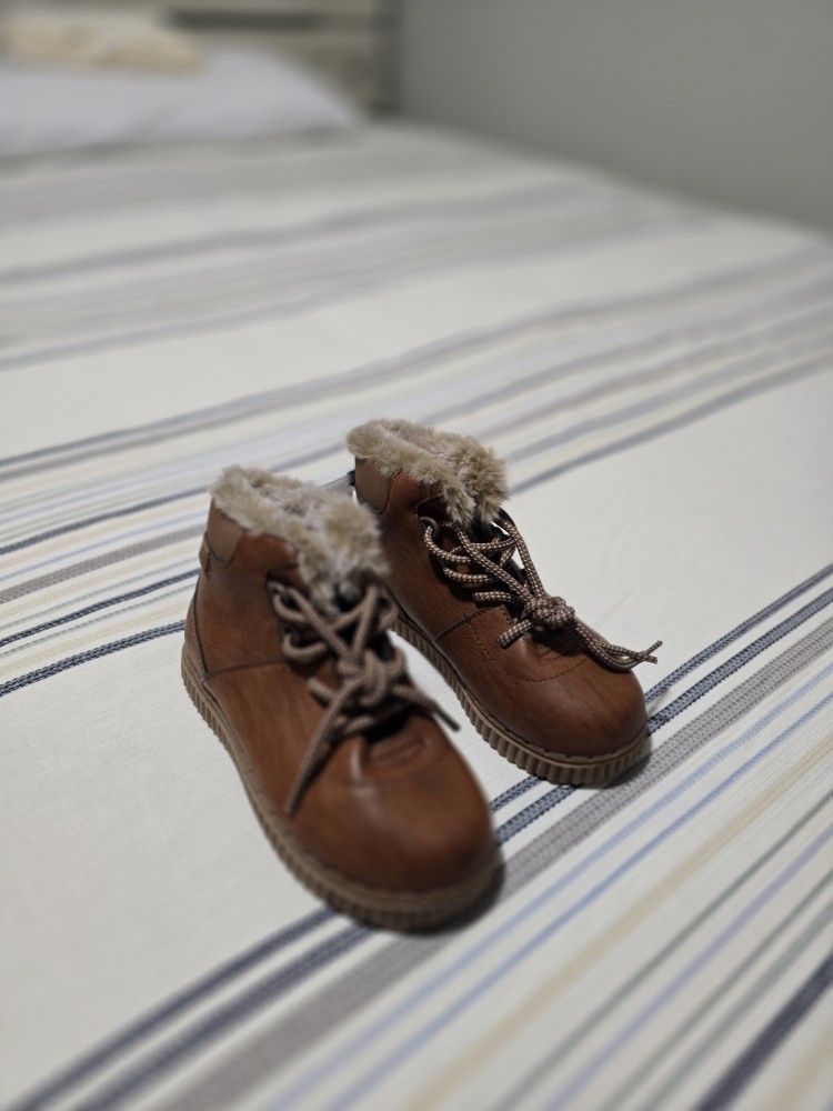 Children's Shoe (Size 12)