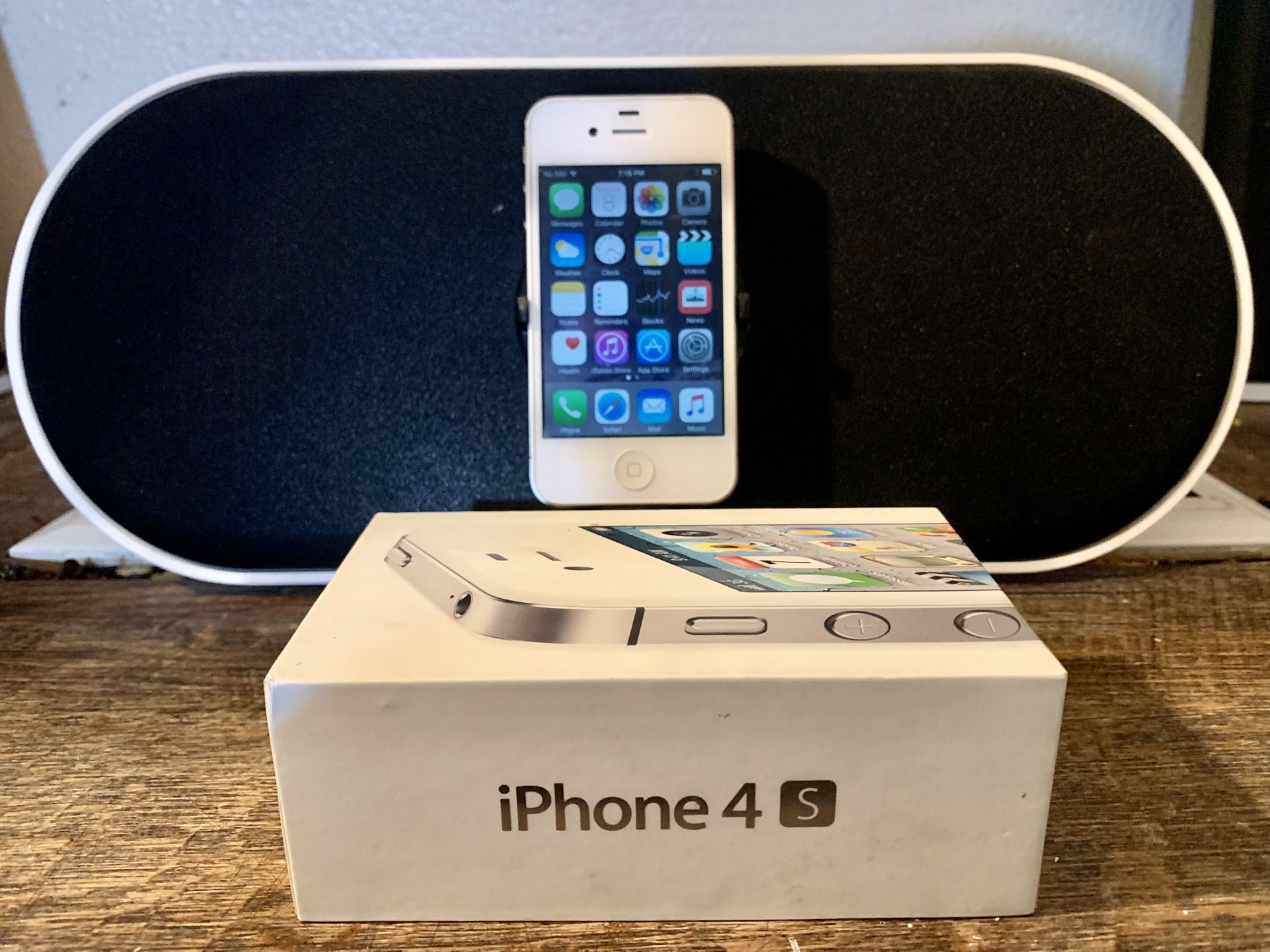 iPhone 4s With Speaker Dock