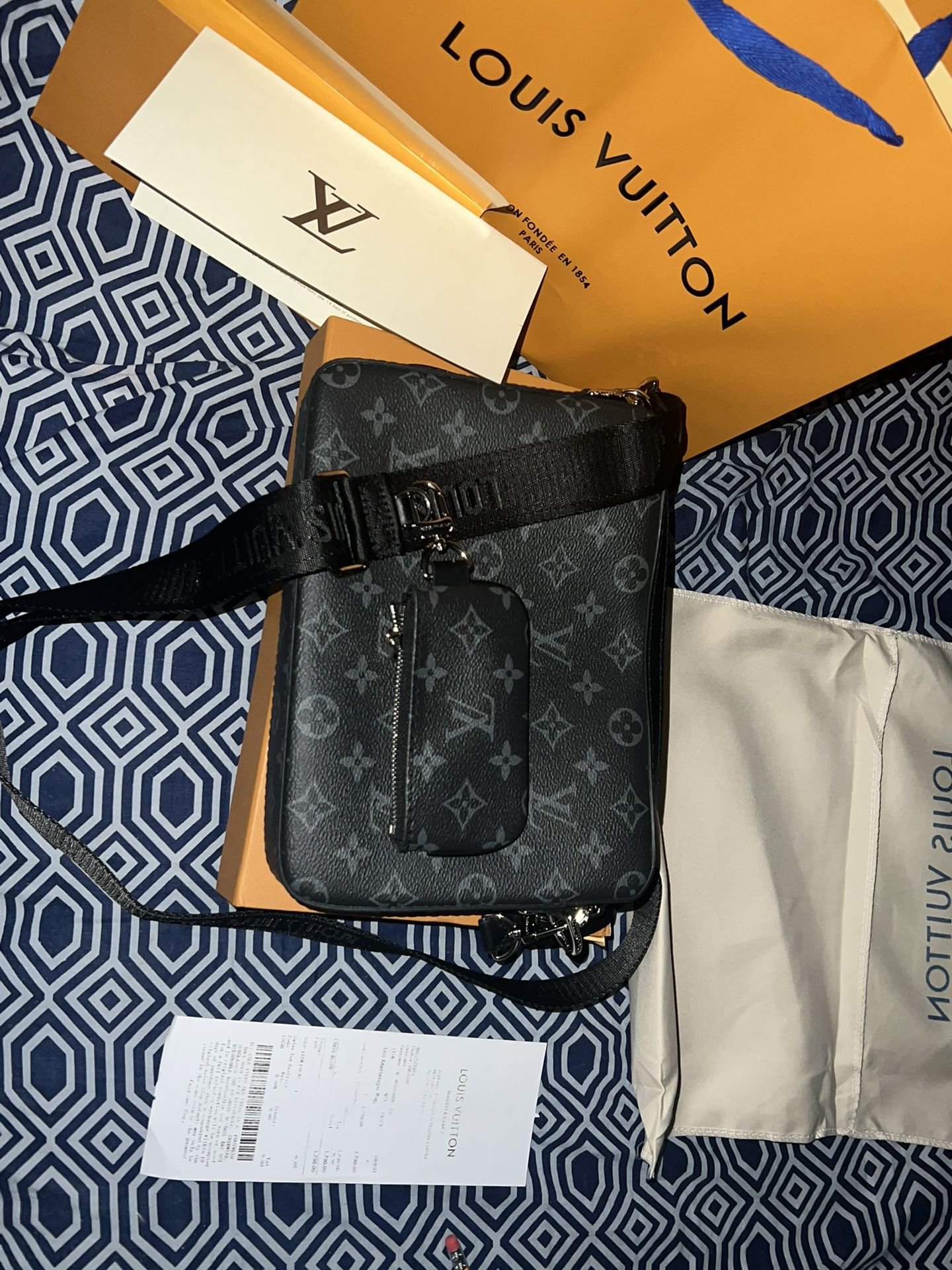 Shop Louis Vuitton Messenger & Shoulder Bags (M23835) by えぷた