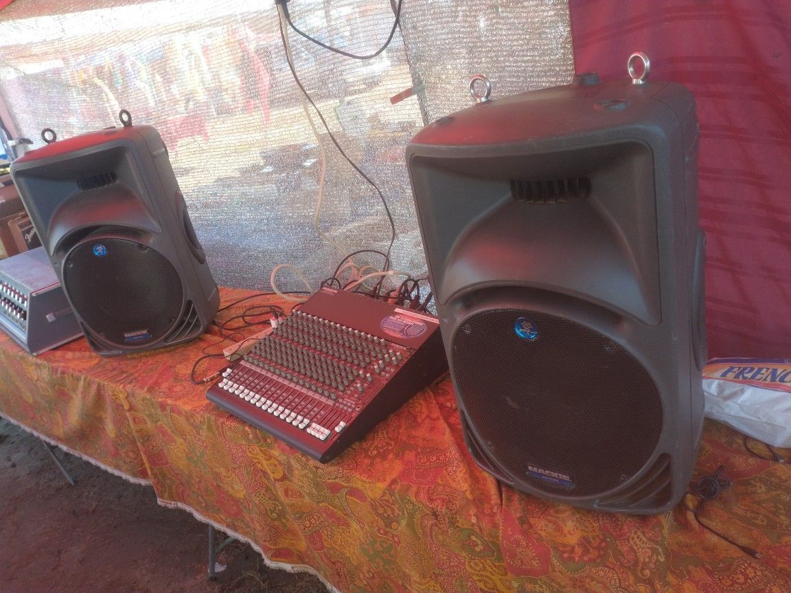 pair Of Mackie  Active 12" -1000 Watss Each With  Mackie 16 Chanel  Mixer  Bolsina s  Amplficadas  1000 Watss  Mackie  .Mixer 16 Chanel  $750
