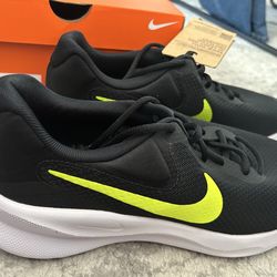 New Nike revolution men’s size 10 sneakers
