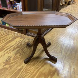 Beautiful Vintage 8 Sided Accent Table 