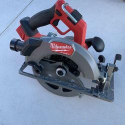 Milwaukee M18 FUEL 18V Lithium-Ion Brushless Cordless 7-1/4 in. Circular Saw (Tool-Only