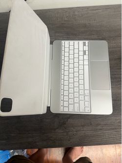 Apple Magic Keyboard for iPad 13 inch (M5) white ,excellent condition super clean