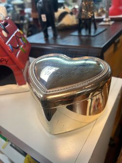 Vintage-style heart-shaped keepsake box
