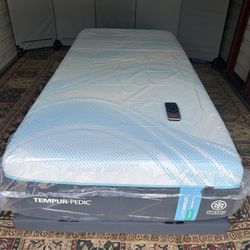 New (half) split King or XL Twin Tempurpedic LuxeBreeze Medium Hybrid mattress