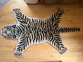 Large Tiger-Shaped Tufted Rug – 61" x 36" Animal Hide Style