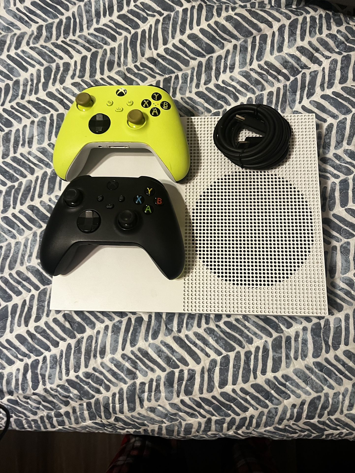 Xbox One S,Two Controllers, HDMI cord 