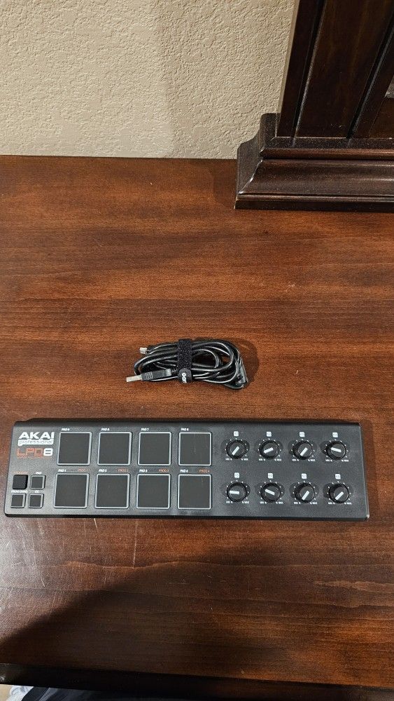 Akai LPD8 Laptop Pad Controller