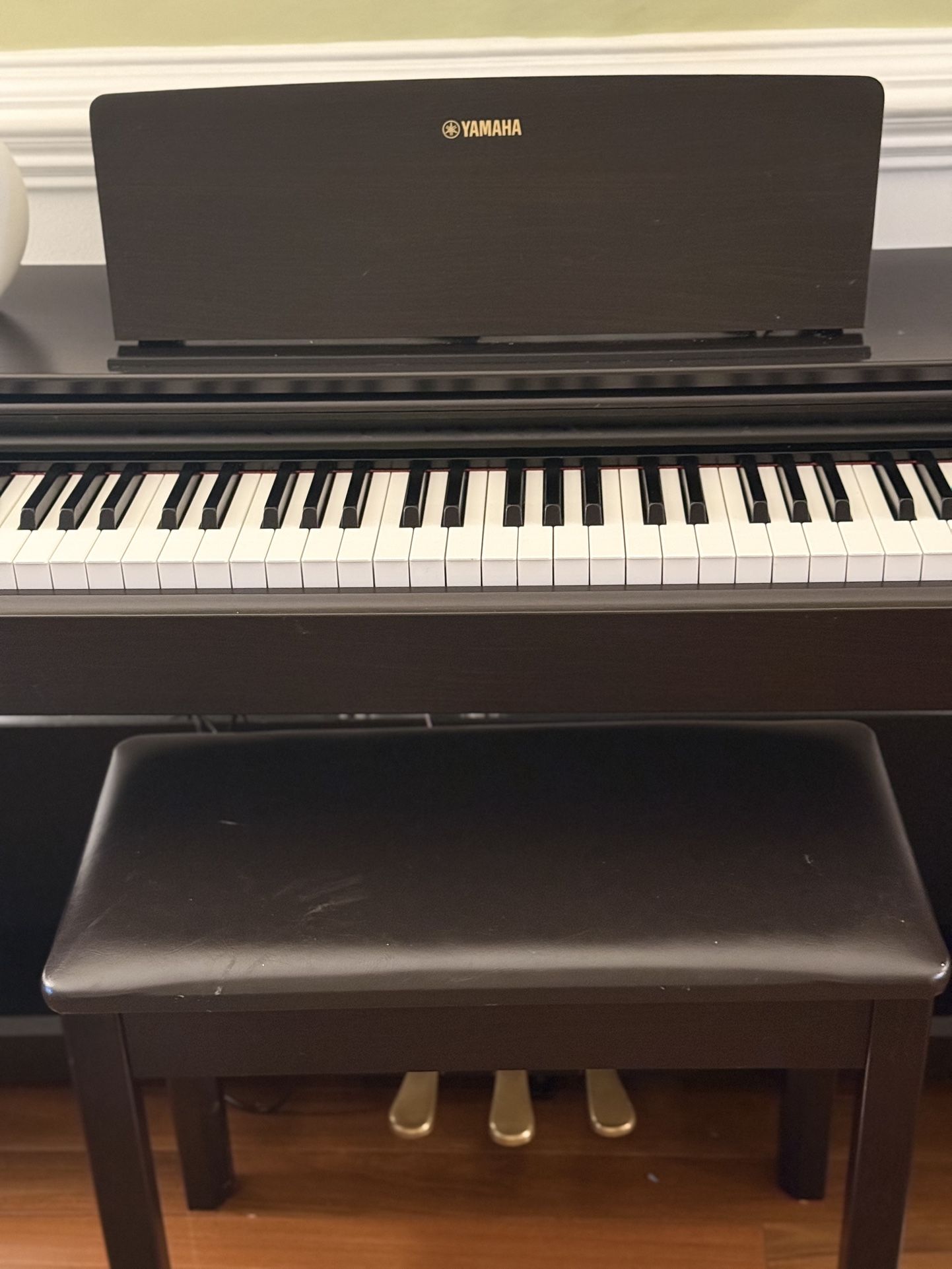 Yamaha Digital Piano +Headphones – Excellent Condition