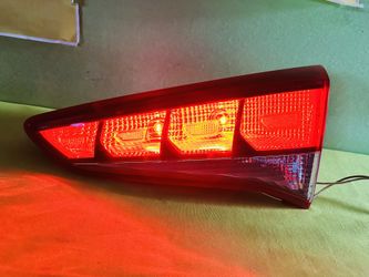 2016 - 2018 HYUNDAI TUCSON INNER TAIL LIGHT RIGHT PASSENGER SIDE OEM 92404-D3 TESTED
