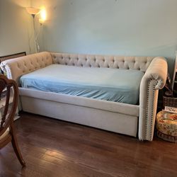 Twin Size Day Bed With Twin Trundle Underneath 