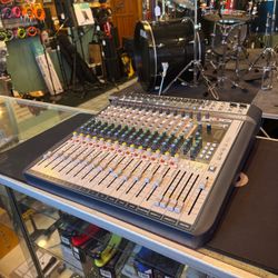 Soundcraft Signature 16-Channel Unpowered Mixer