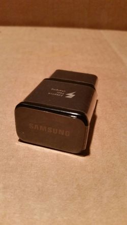 Genuine Samsung fast charging wall adapter.