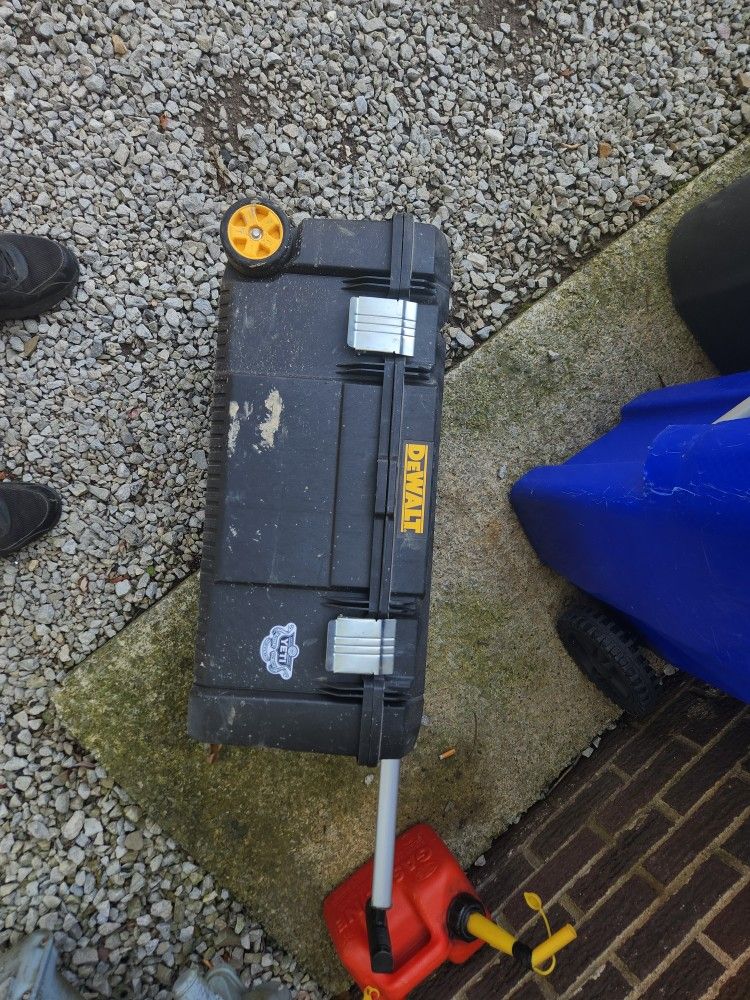 Dewalt Waterproof Rolling Box