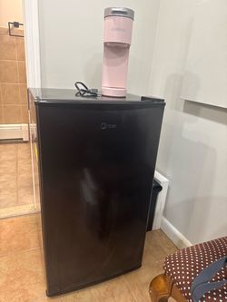 Black Midea Mini fridge w/ freezer