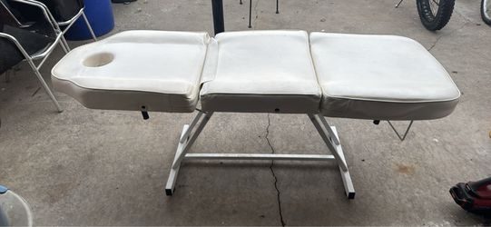 Massage Table with Face Cradle Hole