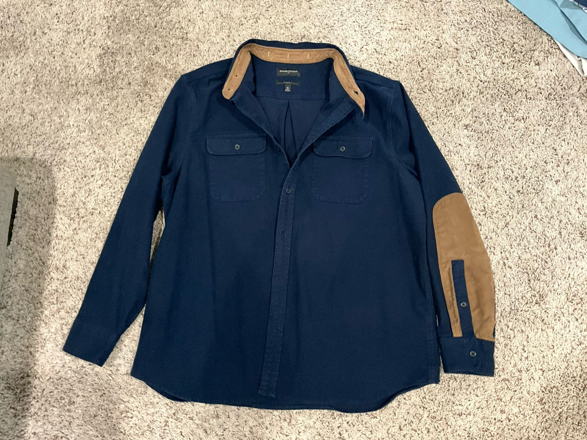 Banana Republic Blue Button-Up Shirt โ $25 ๐๐