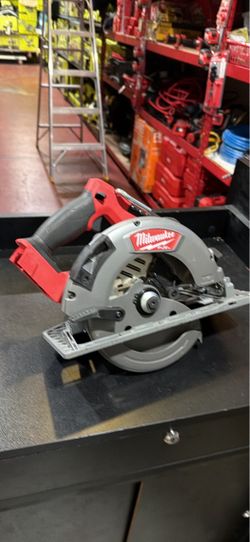 Milwaukee 18 volt cordless Fuel 7-1/4” circular saw