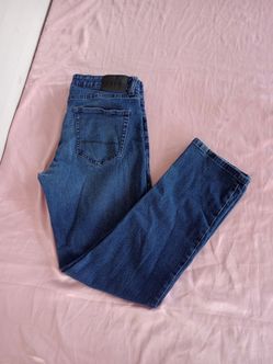 IZOD Straight Fit Jeans Mens 34x32 Medium Wash Blue Comfort Stretch Denim