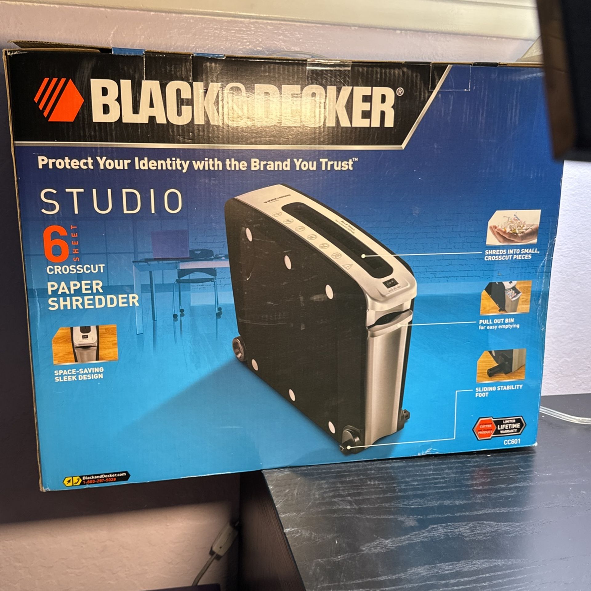 Black And Decker Paper Shredder https://offerup.com/redirect/?o=Q0M2MDEuTmV3 In Box