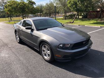 2011 FORD MUSTANG V6 70k título limpio.
