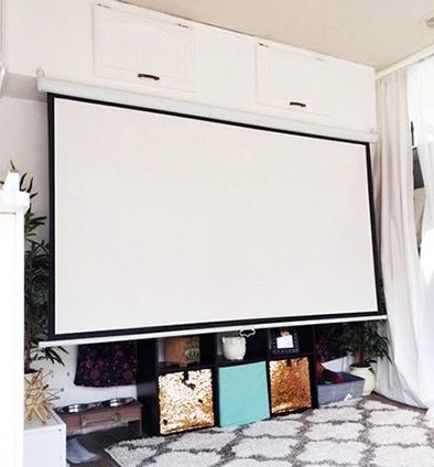 $60 (New in box) Manual 100” 16:9 projector screen manual pull down matte white viewing area: 87x49”