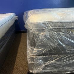 ☑️Plush Hybrid Mattress & Box Spring☑️