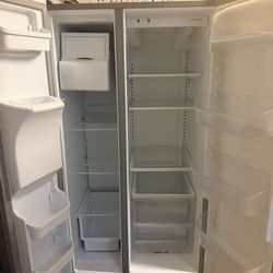 FREEEEEE.       Frigidaire Stainless 