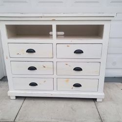 Distressed Dresser Wolferstorn 6 - Drawer Dresser 