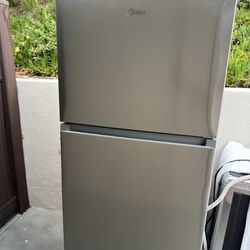 Midea 18.1-cu ft Garage Ready Top-Freezer Refrigerator