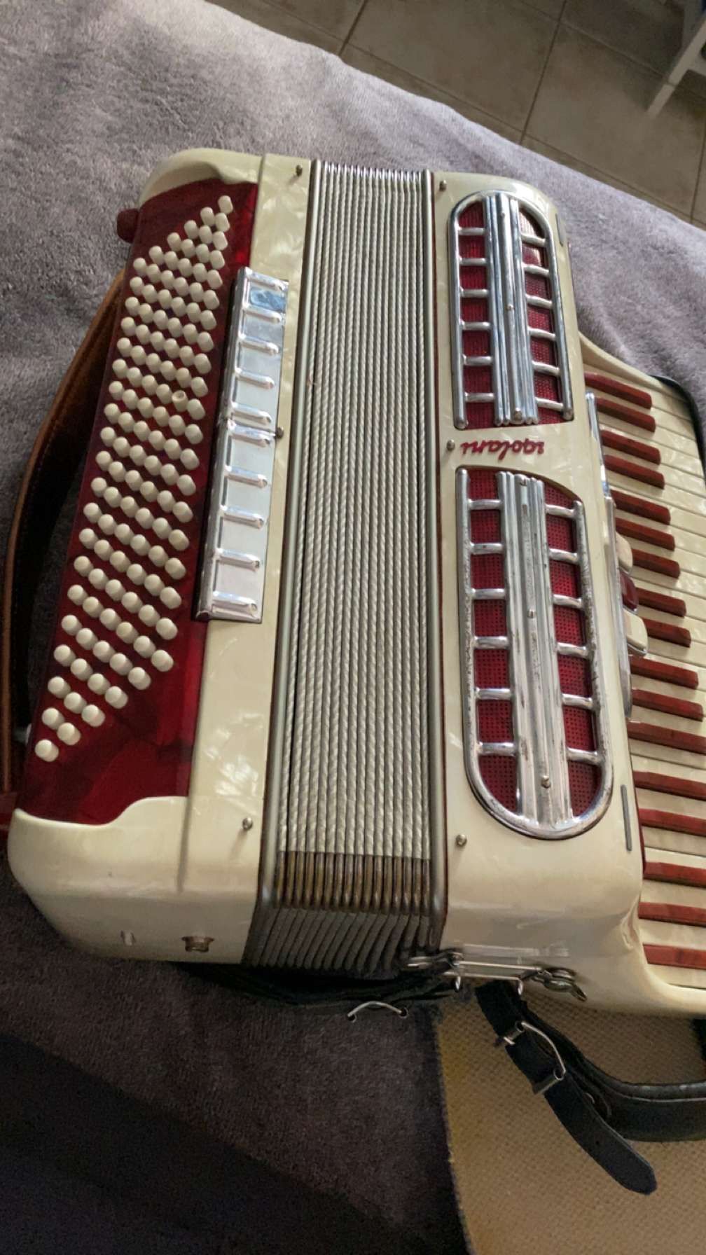 Idk The Brad But It's A Good Accordion It Comes With It's Bajos Just Took Them Off