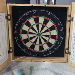 Guinness Toucan Dart Board with 6 Steel Tip Darts