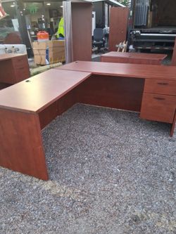 Many L desk are available