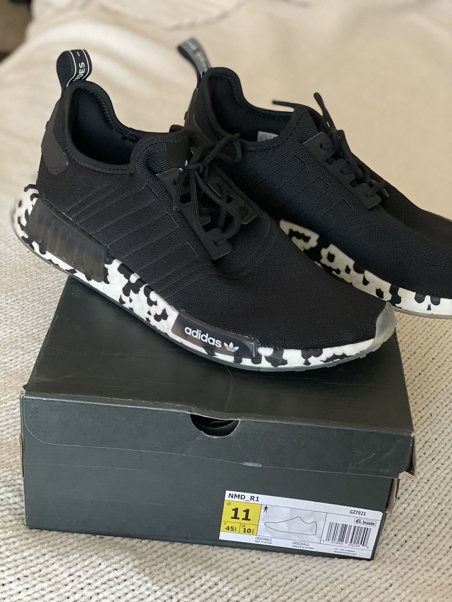 Men’s Adidas NMD_R1 Shoes/Sneakers 