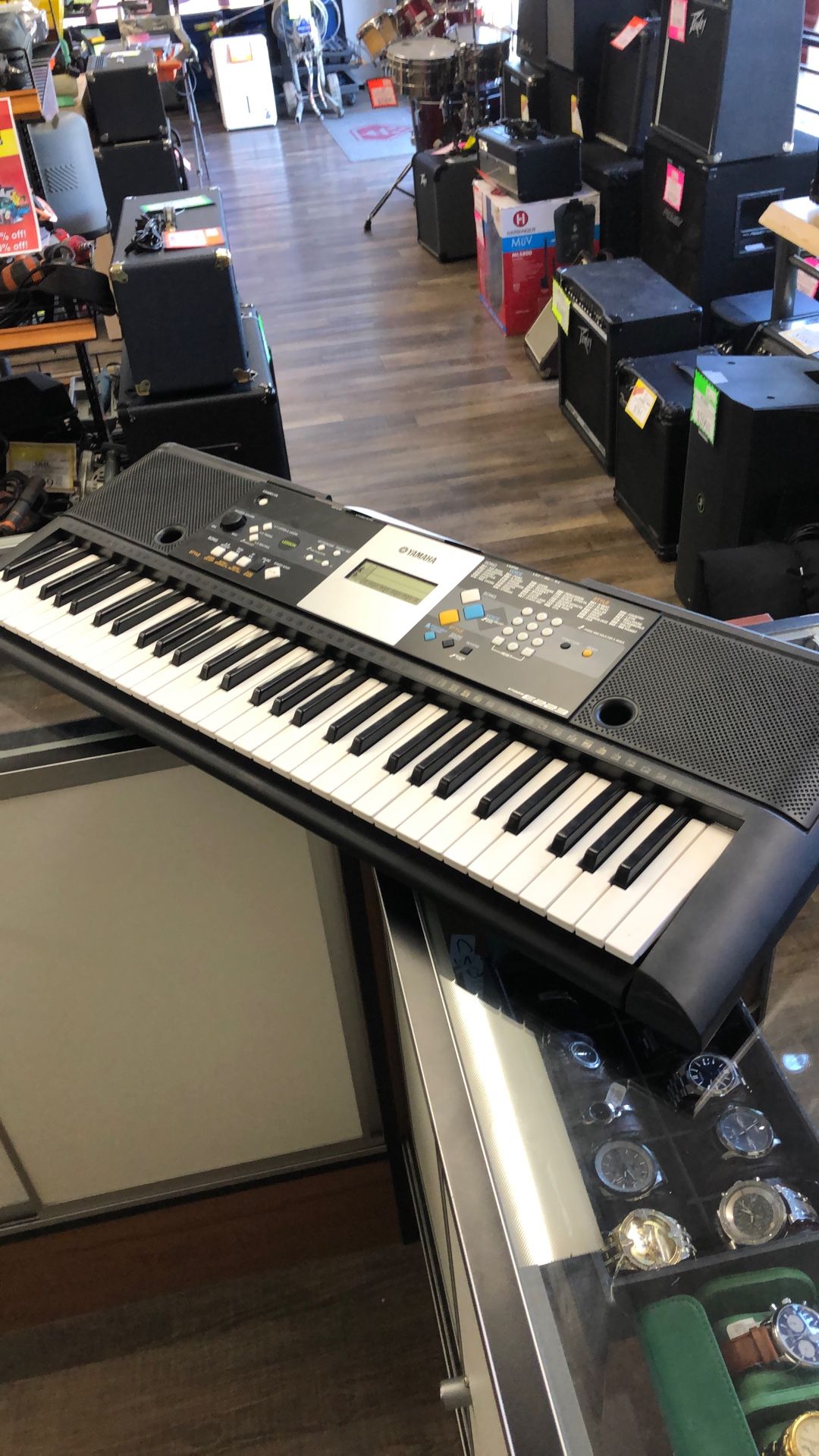 96091 Yamaha PSR E223 Battery Powered 61key Keyboard W/ Batteries (Missing Battery Cover) 593386