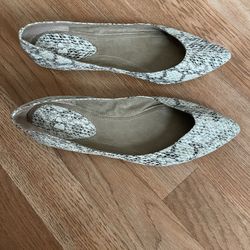 Women's BP. White & Black Snakeskin Printed Flats