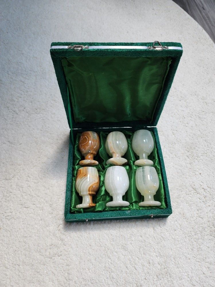 Onyx Glasses Set