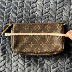 Louis Vuitton bucket pochette
