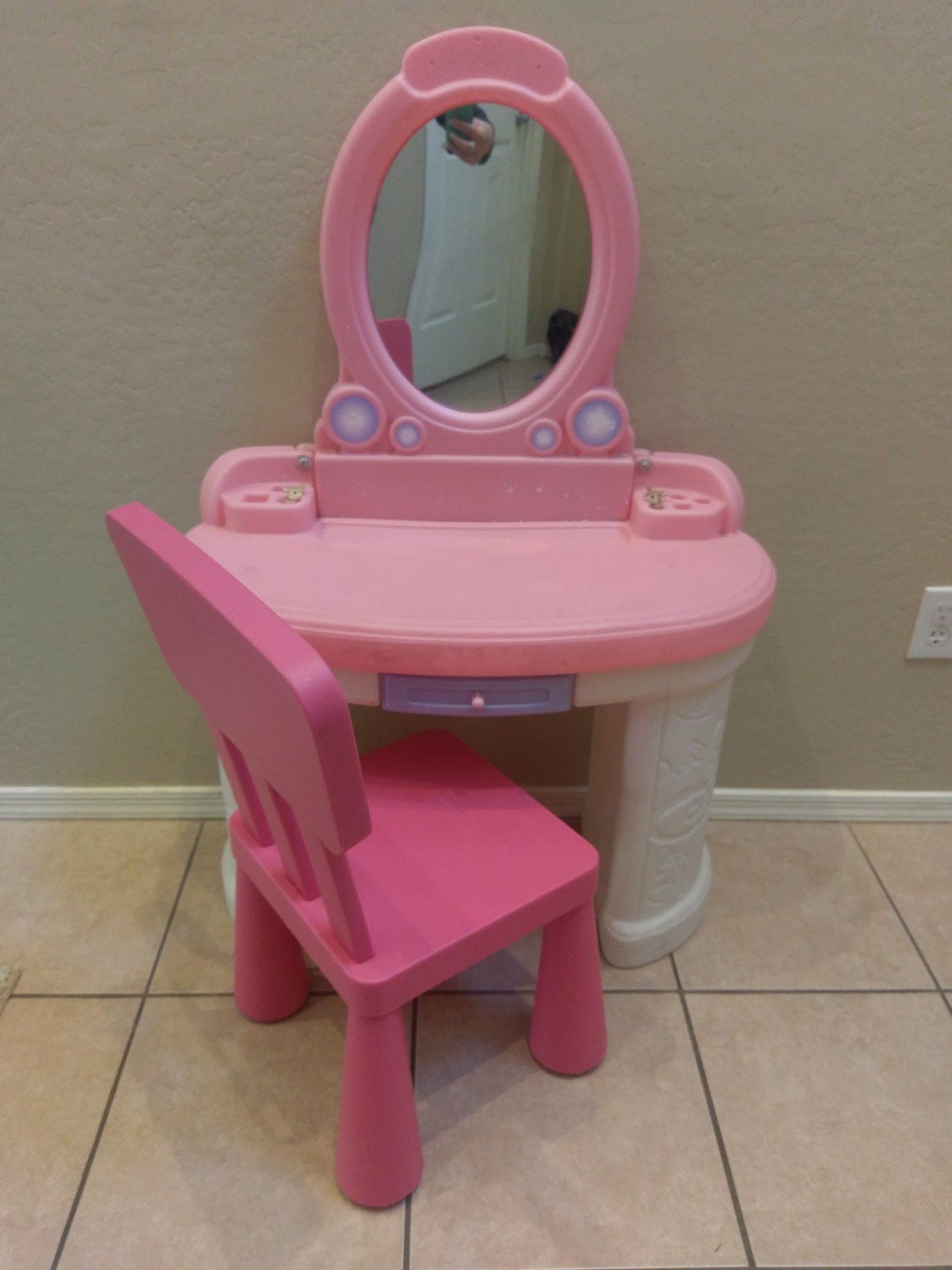 Kids plastic desk and chair